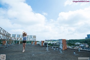 A woman in a straw hat posing for a picture.